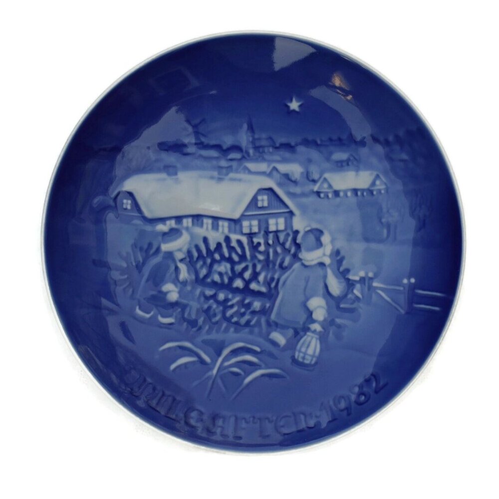 Bing and Grondahl Jule After 1982 The Christmas Tree Plate Juleplatte 7 1/4"